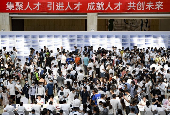  这是8月20日在宁夏银川拍摄的一次专场招聘会现场。新华社记者 冯开华 摄