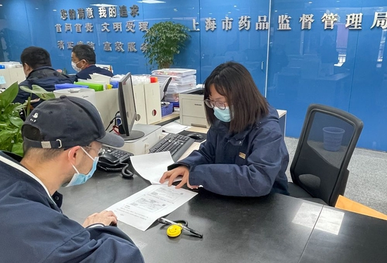  3月10日，上海市药品监督管理局工作人员为企业办理业务。新华社记者 程思琪 摄