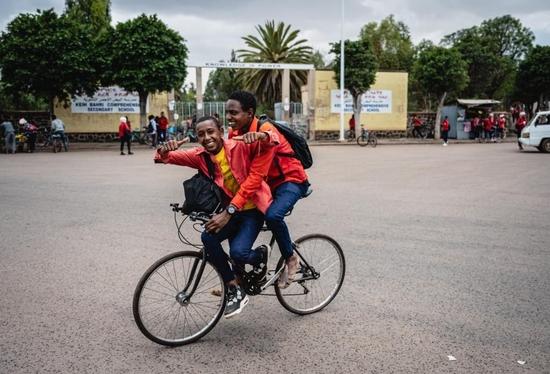  人们在厄立特里亚首都阿斯马拉街头骑行。