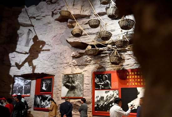 游客在红旗渠纪念馆参观（2023年4月27日摄）。新华社记者 郝源 摄