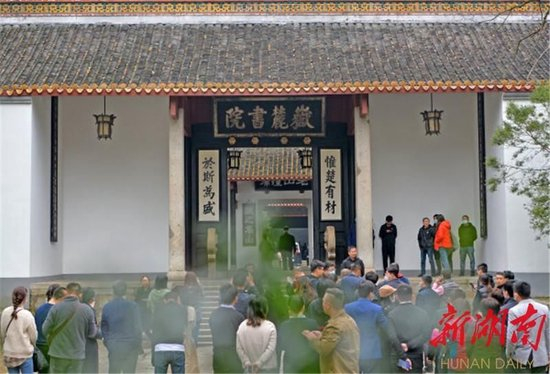 11月20日，众多游客来到湖南大学岳麓书院游览参观。&nbsp;