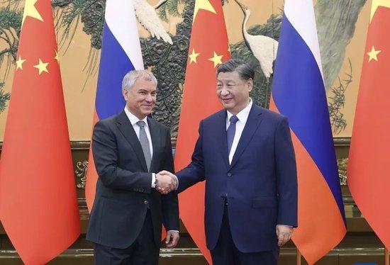 ·11月22日下昼,国度主席习近平在北京东谈主民大礼堂会见俄罗斯国度杜马主席沃洛金。图源:新华社。