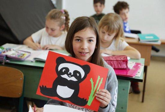 △2024年5月3日，匈中双语学校三年级学生宝怡展示自己的大熊猫形象美术作品。