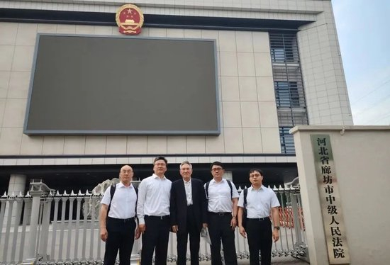 　两位被告人的代理律师在法院前合影，站在中间的吕宝祥律师年事已高，最早介入该案