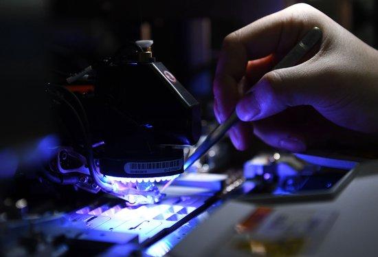  2021年4月24日，安徽省马鞍山市经开区某公司生产线上，工人正在生产芯片。