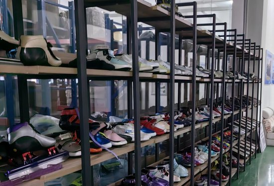 2025年1月2日，长春百凝盾体育用品器材有限公司工厂里摆放的冰鞋样品。新华社记者王帆 摄