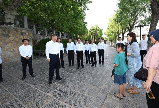 2025年5月19日,习近平总书记在洛阳龙门石窟考察时,同游客亲切交流。新华社记者 谢环驰 摄