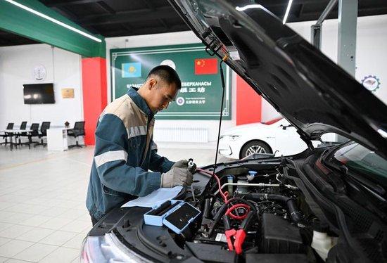 2025年5月9日，在哈萨克斯坦东哈萨克斯坦州首府厄斯克门的鲁班工坊，学员练习汽车检修技能。新华社记者 李任滋 摄