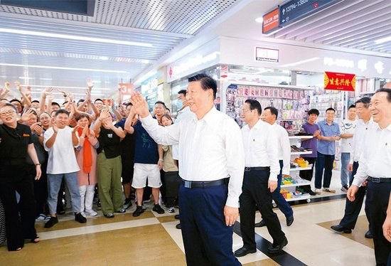 2023年9月20日至21日，中共中央总书记、国家主席、中央军委主席习近平在浙江考察。这是20日上午，习近平在义乌国际商贸城考察时，同商户亲切交流。新华社记者李学仁/摄