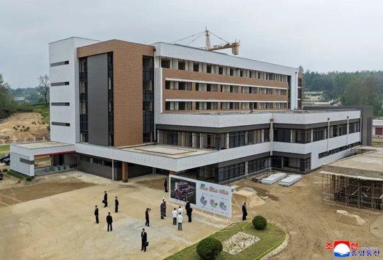9月13日，金正恩视察龟城市医院建设工程。