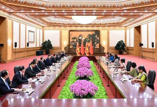 10月14日上午，国家主席习近平在北京人民大会堂会见来华出席全球妇女峰会的斯里兰卡总理阿马拉苏里亚。新华社记者 申宏 摄