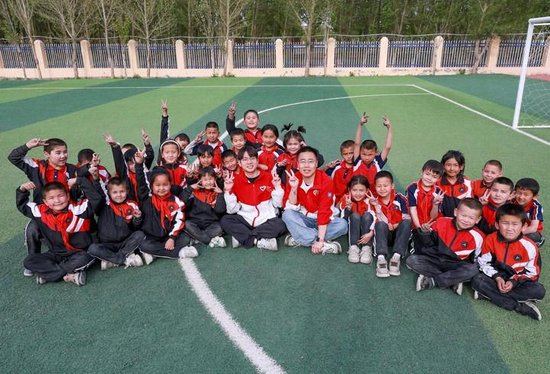 △2025年4月23日，新疆克州阿图什市哈拉峻乡谢依特小学，支教教师和学生们在一起。