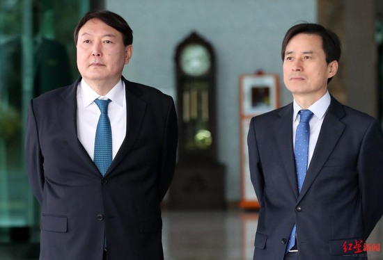 　　▲2017年10月23日，时任首尔高等检察厅厅长赵垠奭（右）和首尔中央地方检察厅厅长尹锡悦在首尔高等检察厅