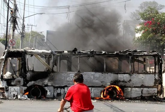 这是2月22日在墨西哥哈利斯科州首府瓜达拉哈拉拍摄的被焚烧的巴士。新华社发