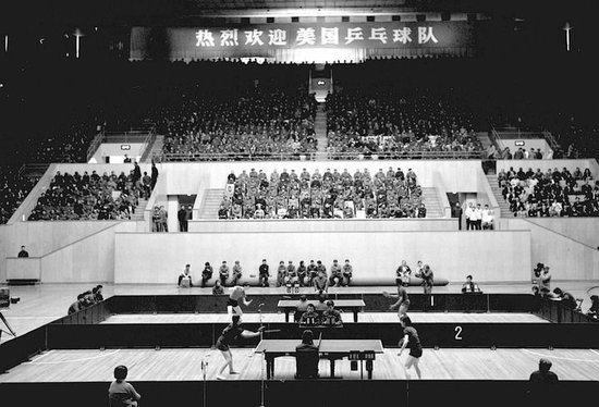  1971年4月13日，中华全国体育总会举行欢迎仪式，欢迎美国乒乓球代表团来中国访问。这是中美两国乒乓球运动员进行友谊比赛。新华社记者 齐铁砚 摄