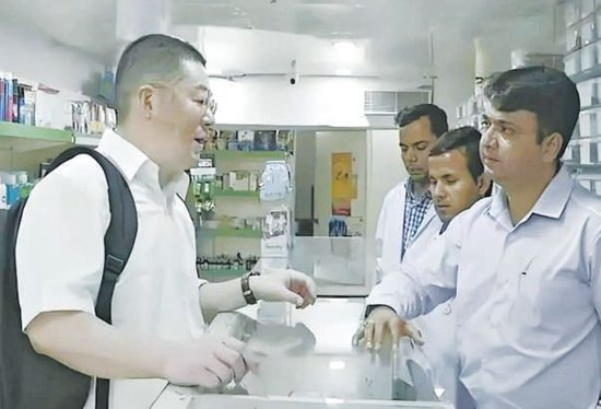 陆勇曾亲自去印度和药商谈价格，帮病友买药。