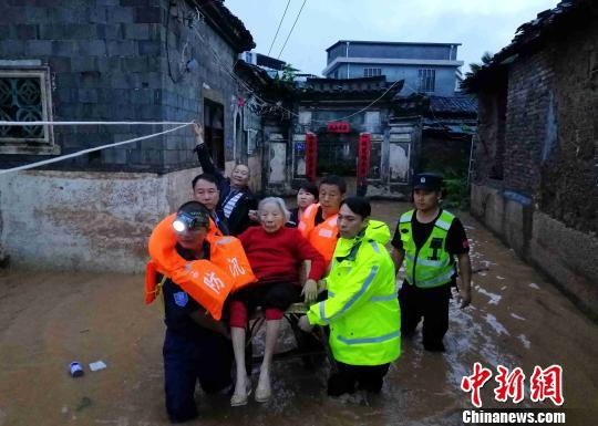 图为转移危险区域民众。　陈析兴 摄