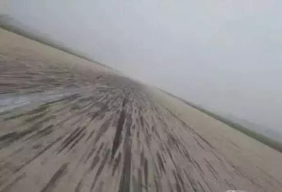 军用机场跑道。