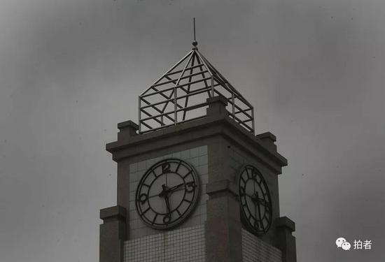 四川绵竹汉旺镇东方汽轮机厂外的钟楼，钟楼上大钟的时刻永远定格在了2008年5月12日14时28分。新京报记者王贵彬 摄