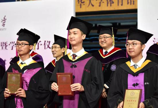 李北辰（中）领取优秀毕业生奖牌。