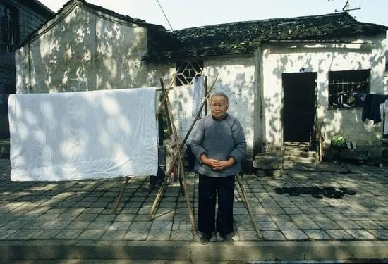 △ 1985年，苏州，一位老人趁着天气好，在家门口晒起了棉被。