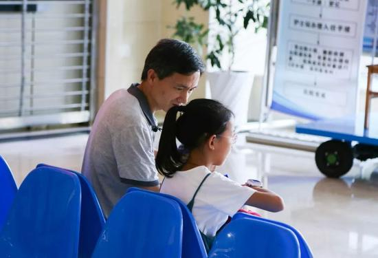 ▲万飞陪伴家暴命案中被害人的孩子。受访者供图