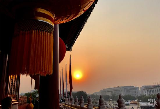 △人民庆典，日出东方。（央视记者王威拍摄）