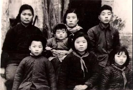  焦家六个孩子和母亲拍摄于1966年&nbsp; 焦守云提供