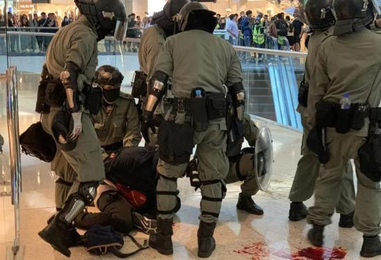 防暴警察制服一名示威者