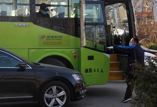 公交车司机与小轿车驾驶员发生争执。