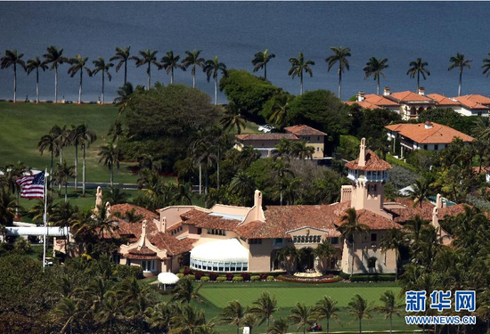 　　↑位于美国南部佛罗里达州度假胜地棕榈滩的海湖庄园，占地约8万平方米，是美国总统特朗普名下的一处私人庄园 图据新华社