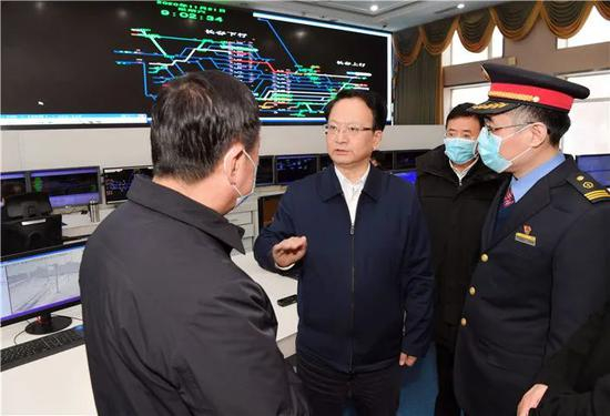  △景俊海在长春火车站察看列车运行情况