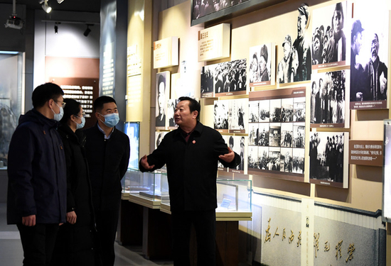 2021年3月2日，张继焦（右一）在兰考县展览馆内为参观者讲述焦裕禄的故事。（新华社记者郝源摄）