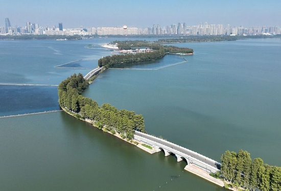  武汉东湖一景（10月19日摄）。新华社记者 程敏 摄