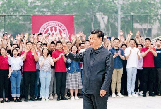 2022年4月25日上午，中共中央总书记、国家主席、中央军委主席习近平来到中国人民大学考察调研。这是习近平向师生们挥手致意。 新华社记者 谢环驰/摄