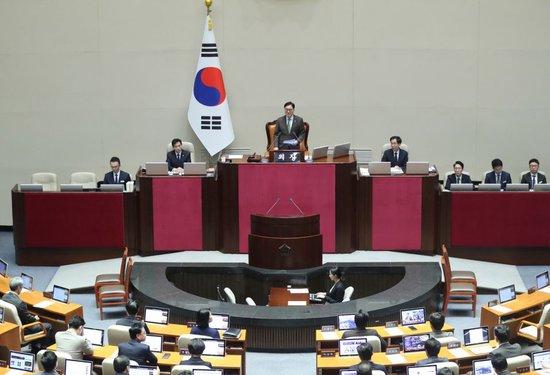 12月14日，在韩国首都首尔，韩国国会议长禹元植（上左三）宣布弹劾动议案表决通过。图源 新华社