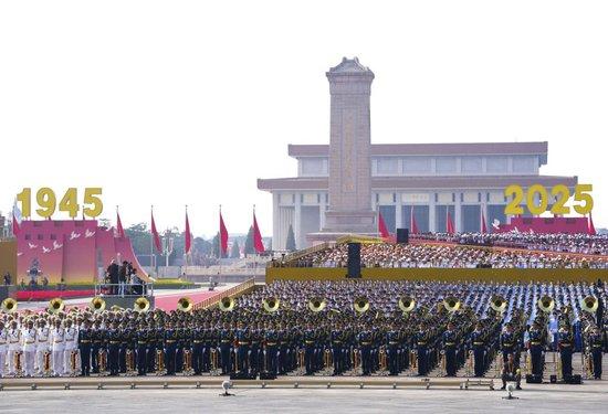 2025年9月3日,纪念中国人民抗日战争暨世界反法西斯战争胜利80周年大会在北京隆重举行。这是中国人民解放军联合军乐团和观礼的嘉宾。新华社记者 鞠焕宗 摄