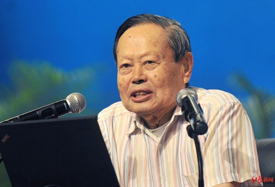 2010年9月，杨振宁来到成都电子科大作讲座 卢祥龙 摄