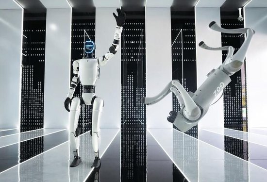 在杭州宇树科技有限公司的产品展示中心，人形机器人和四足机器人在工作人员控制下做动作。新华社记者 翁忻旸 摄