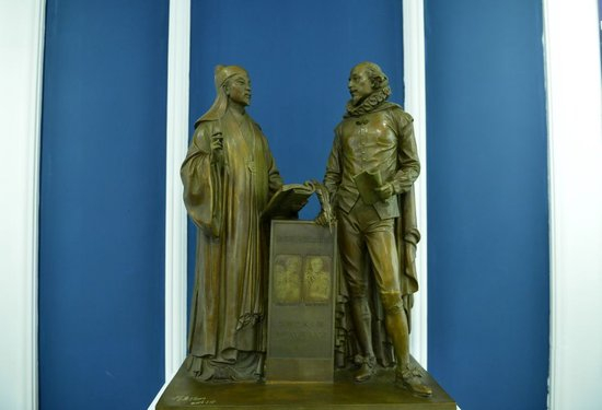  这是中国江西抚州汤显祖纪念馆陈列的汤显祖遇见莎士比亚铜像（2016年10月12日摄）。新华社记者 周密 摄