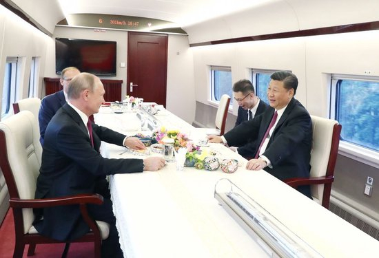 2018年6月8日，习近平主席同普京总统共同乘坐高铁前往天津，出席中俄友好交流活动。 新华社记者 鞠鹏 摄