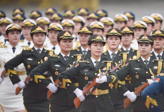 这是6月6日在欢迎仪式上拍摄的女兵方阵。