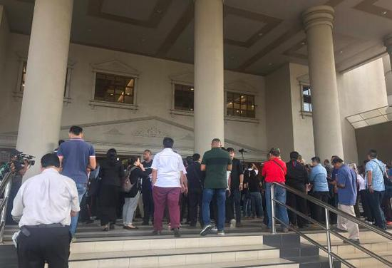 法庭外聚集了大批记者