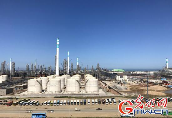 大连长兴岛恒力石化产业园内景象（李政葳/摄）