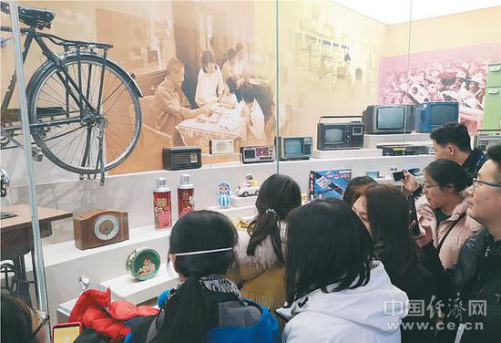  观众在老物件展品前驻足，对比今昔生活，憧憬美好未来。经济日报-中国经济网记者 姜天骄摄