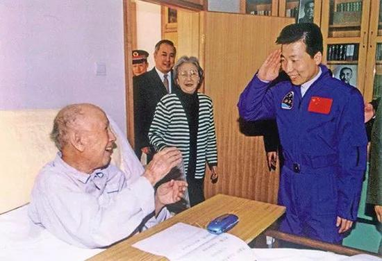  △随着神舟五号、神舟六号的发射成功，航天员大队形成了一个不成文的规定：每次载人航天任务圆满完成后，执行任务的航天员都会去看望钱学森。尽管此时的钱学森已远离公众的视线，但大家依然把我国航天的最新成就与他紧密地联系在一起。图为2004年元宵节，飞天归来的杨利伟探望钱学森。