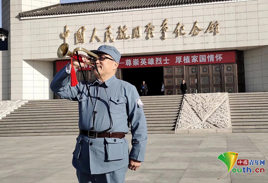 2019年清明节，林汉京在抗战馆序厅前吹响军号。李聚龙　摄