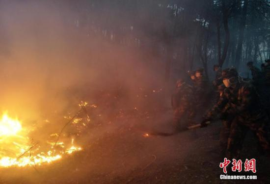 资料图：4月17日，沈阳棋盘山突发大火。中新社发 邹新江 摄 图片来源：cnsphoto&nbsp;&nbsp;