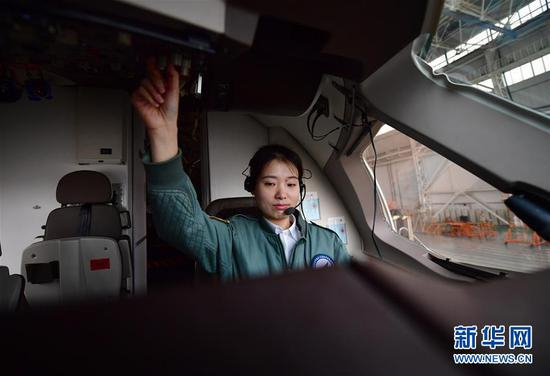 　　蒋丹丹在飞行试验机驾驶舱内进行科训（3月5日摄）。今年29岁的蒋丹丹是位于西安的航空工业试飞中心的一名商用运输机女试飞员。飞机试飞是一份充满挑战的工作，试飞员需要试飞从未有人驾驶过的飞机，探索其各项飞行性能，承担飞行中未知的风险。“只要上了飞机，试飞员就不分男女，担负的责任一样重大。我会努力学习奋斗，不负青春，练就过硬的试飞本领，为祖国的试飞事业做出自己的贡献。”蒋丹丹说。 青年是整个社会力量中最积极、最有生气的力量，国家的希望在青年，民族的未来在青年。奋斗是青春最亮丽的底色。让青春在新时代改革开放的广阔天地中绽放，让人生在实现中国梦的奋进追逐中展现出勇敢奔跑的英姿。 新华社记者 邵瑞 摄