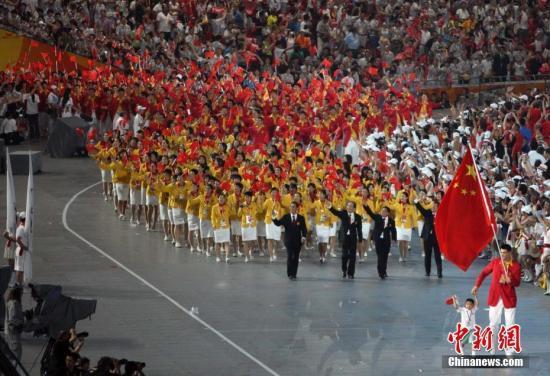 资料图：2008年8月8日，第29届夏季奥运会在北京国家体育场“鸟巢”举行。中国代表团的旗手是著名篮球运动员姚明，走在姚明身边的是获得英雄少年光荣称号的四川省阿坝州映秀镇渔子溪小学二年级学生林浩。中新社记者 任晨鸣 摄
